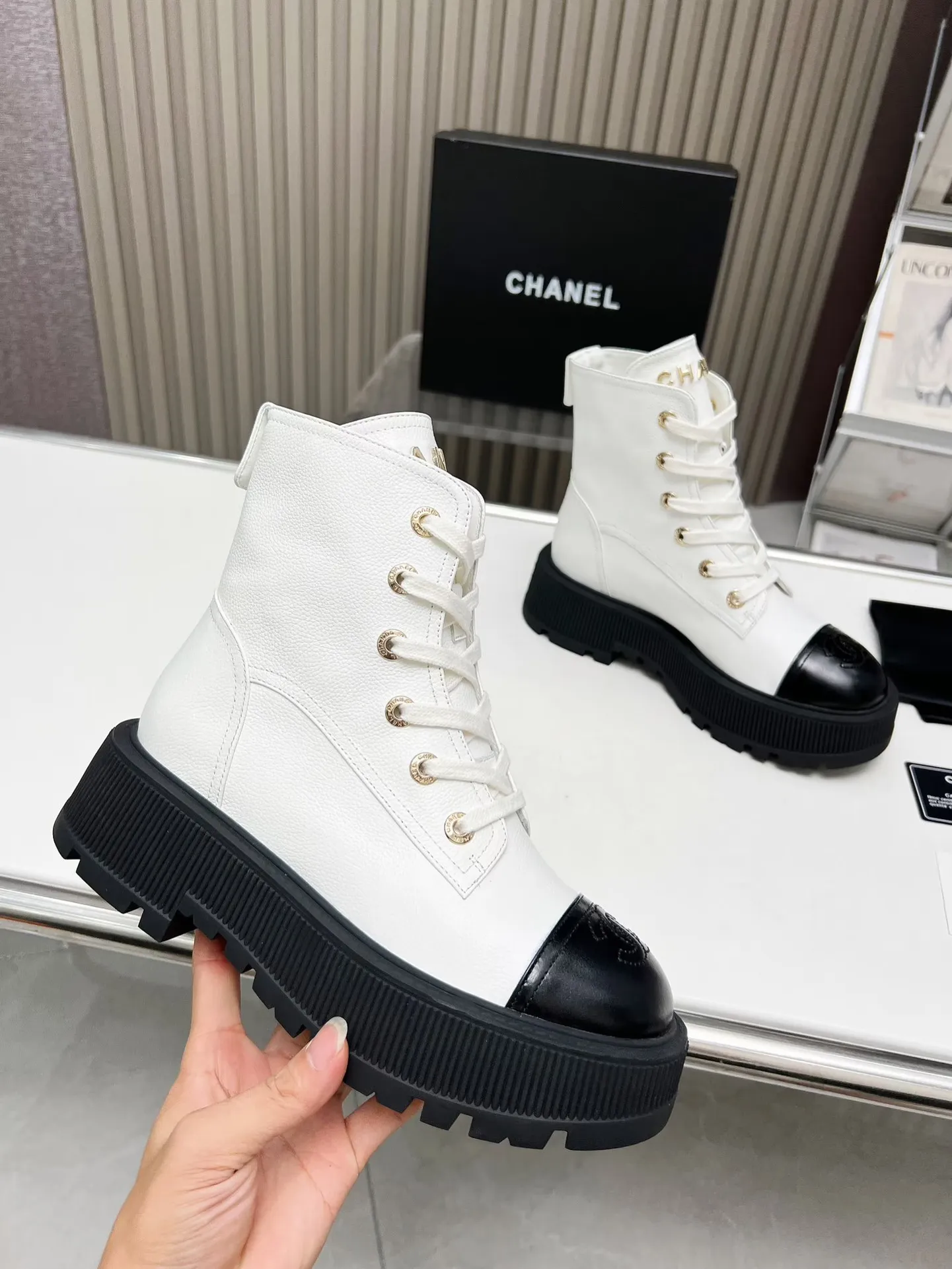 👟👟Ex-factory price 560👟👟 Autumn and winter new Chanel Chanel ankle boots original model opening✅ Strap design is super easy to put on and take off, the toe logo is electro-embroidered. The tongue is also the brand logo. Fabric: cow litchi pattern🐂 Inner/foot pad: cow lining. Use ultra-light rubber non-slip and wear-resistant outsole. Color: black, white, gray. Code number: 34-41 (34, 41) Need to be customized) Packaging: bag card